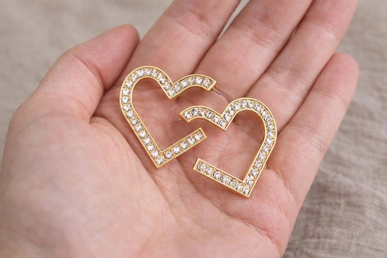 Grote gouden hartvormige oorbellen met strass (NIEUW in doos) – photo 2